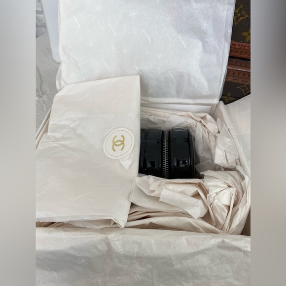 Extremely rare, authentic CHANEL Black Patent Leather quilted cylinder wristlet - Picture 3 of 4